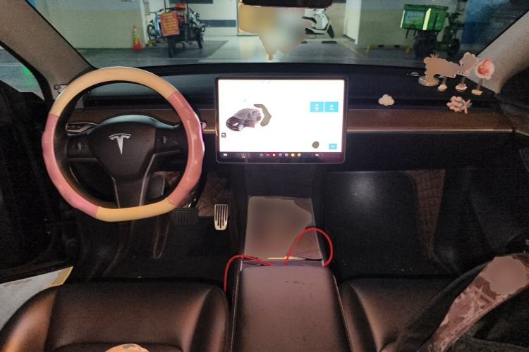 Used Tesla Model Y 2021 Standard Range Rear-Wheel Drive Version Center Console