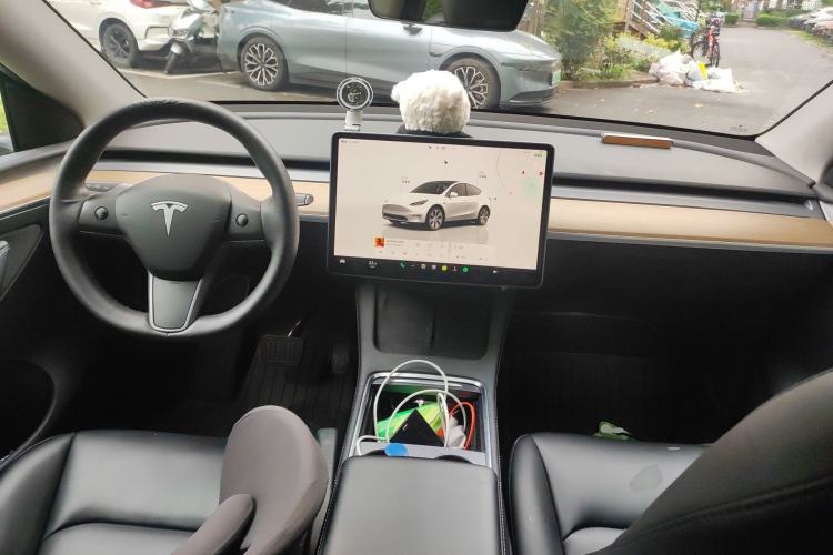 Used Tesla Model Y 2021 Standard Range Rear-Wheel Drive Version Center Console