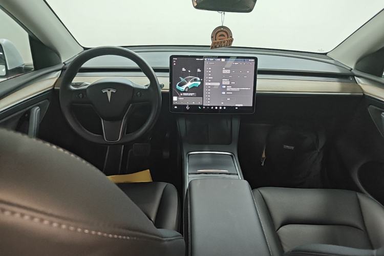 Used Tesla Model Y 2021 Standard Range Rear-Wheel Drive Version Center Console