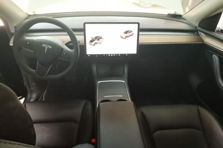 Used Tesla Model Y 2021 Standard Range Rear-Wheel Drive Version Center Console