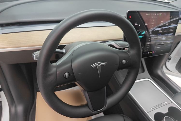 Used Tesla Model Y 2021 Standard Range Rear-Wheel Drive Version Center Console