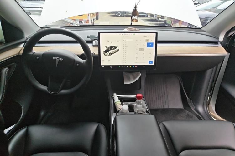 Used Tesla Model Y 2021 Standard Range Rear-Wheel Drive Version Center Console