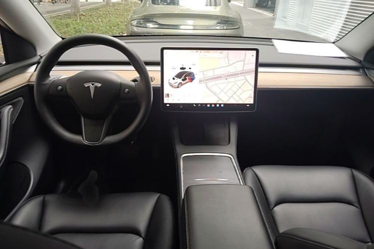 Used Tesla Model Y 2021 Standard Range Rear-Wheel Drive Version Center Console