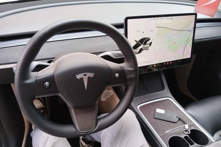 Used Tesla Model Y 2021 Standard Range Rear-Wheel Drive Version Center Console