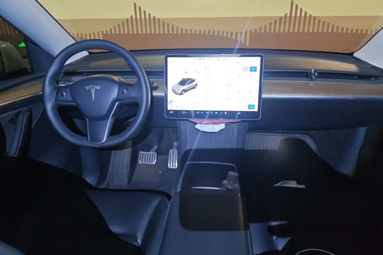 Used Tesla Model Y 2021 Standard Range Rear-Wheel Drive Version Center Console