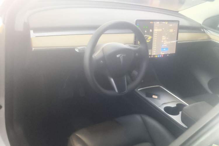 Used Tesla Model Y 2021 Long-Range All-Wheel-Drive Version Center Console