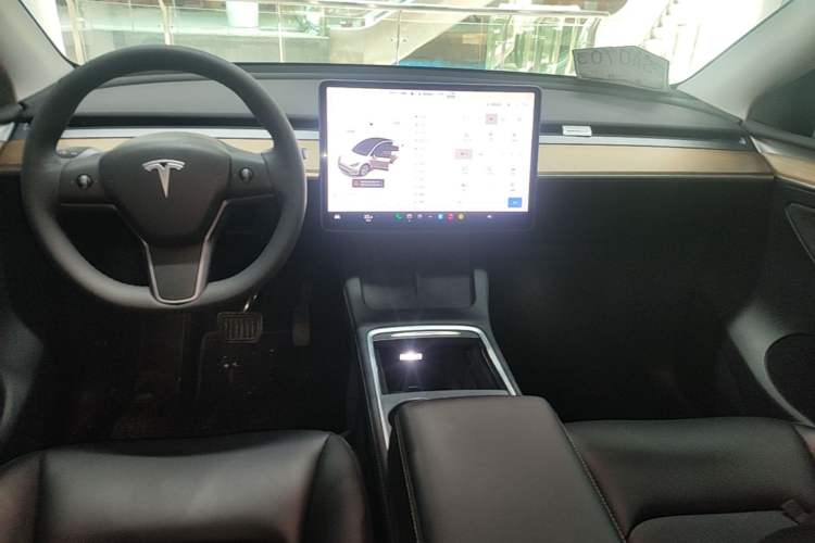Used Tesla Model Y 2021 Standard Range Rear-Wheel Drive Version Center Console
