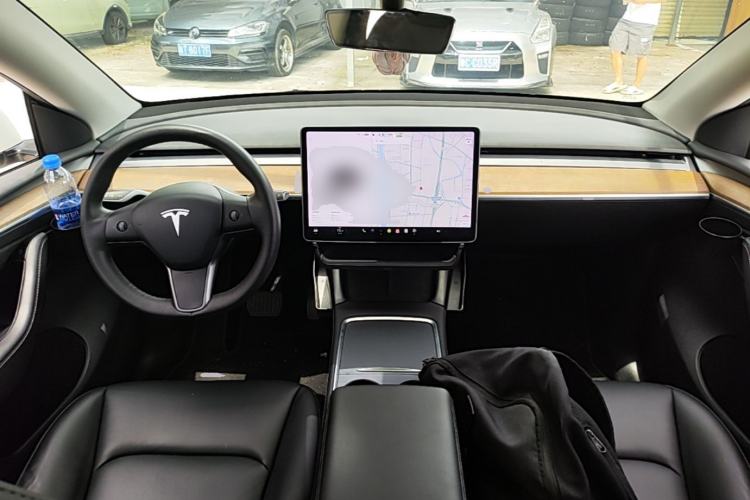 Used Tesla Model Y 2021 Standard Range Rear-Wheel Drive Version Center Console