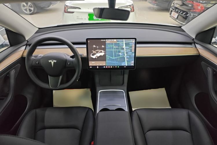 Used Tesla Model Y 2021 Standard Range Rear-Wheel Drive Version Center Console