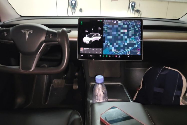 Used Tesla Model Y 2021 Standard Range Rear-Wheel Drive Version Center Console