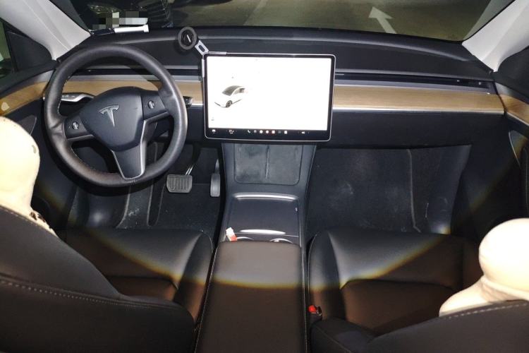 Used Tesla Model Y 2021 Long-Range All-Wheel-Drive Version Center Console