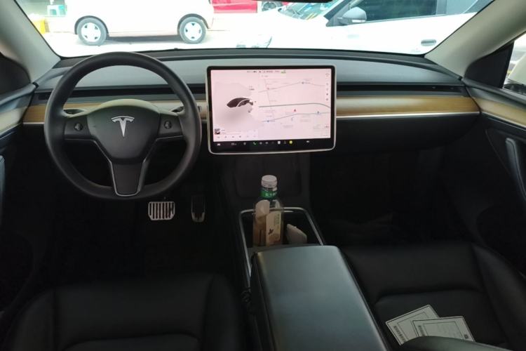 Used Tesla Model Y 2021 Standard Range Rear-Wheel Drive Version Center Console