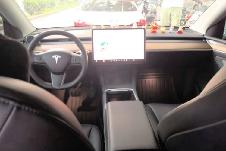 Used Tesla Model Y 2021 Long-Range All-Wheel-Drive Version Center Console