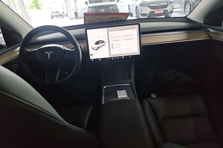 Used Tesla Model Y 2021 Standard Range Rear-Wheel Drive Version Center Console