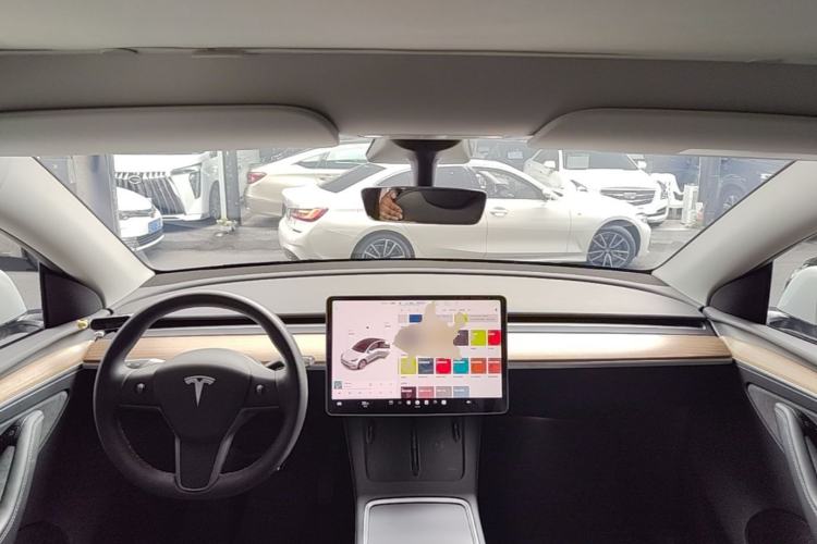 Used Tesla Model Y 2021 Standard Range Rear-Wheel Drive Version Center Console