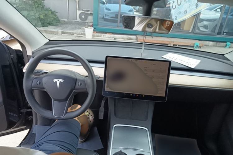 Used Tesla Model Y 2021 Standard Range Rear-Wheel Drive Version Center Console