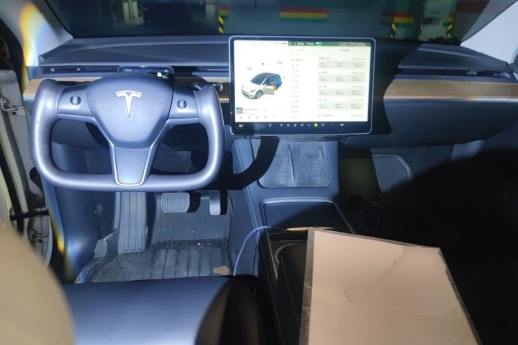 Used Tesla Model Y 2021 Standard Range Rear-Wheel Drive Version Center Console
