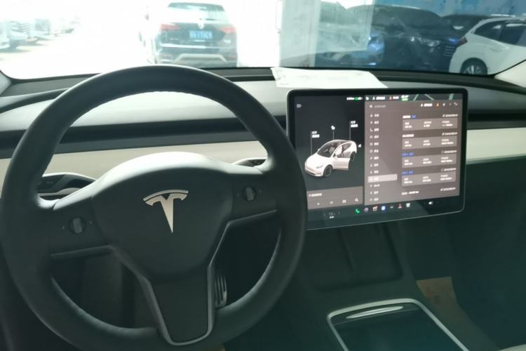 Used Tesla Model Y 2021 Standard Range Rear-Wheel Drive Version Center Console