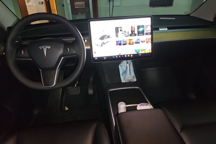 Used Tesla Model Y 2021 Standard Range Rear-Wheel Drive Version Center Console