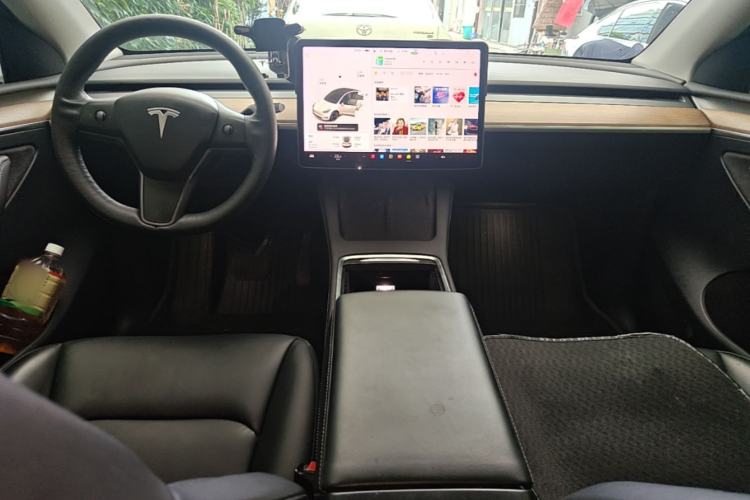 Used Tesla Model Y 2021 Long-Range All-Wheel-Drive Version Center Console
