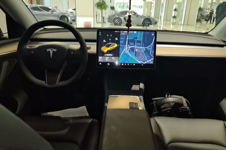Used Tesla Model Y 2021 Standard Range Rear-Wheel Drive Version Center Console