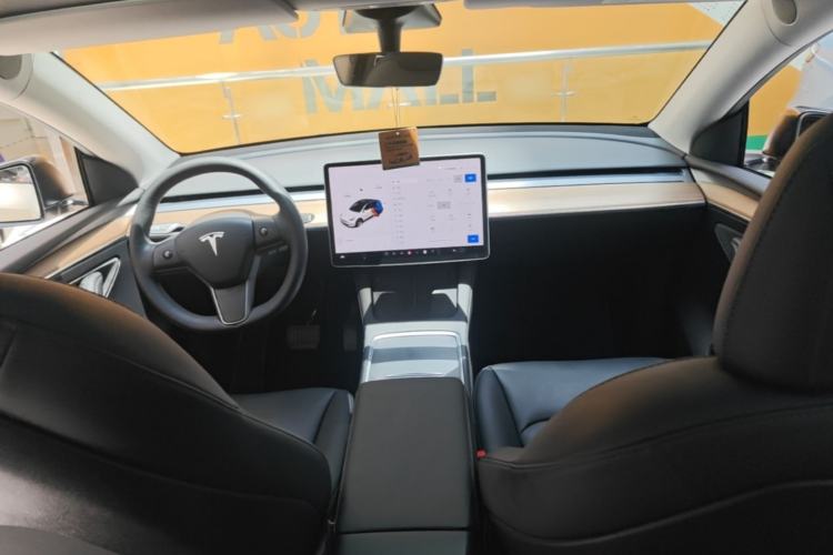 Used Tesla Model Y 2021 Standard Range Rear-Wheel Drive Version Center Console