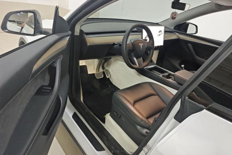 Used Tesla Model Y 2021 Long-Range All-Wheel-Drive Version Driver Seat