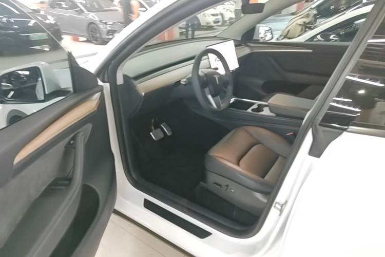 Used Tesla Model Y 2021 Long-Range All-Wheel-Drive Version Driver Seat