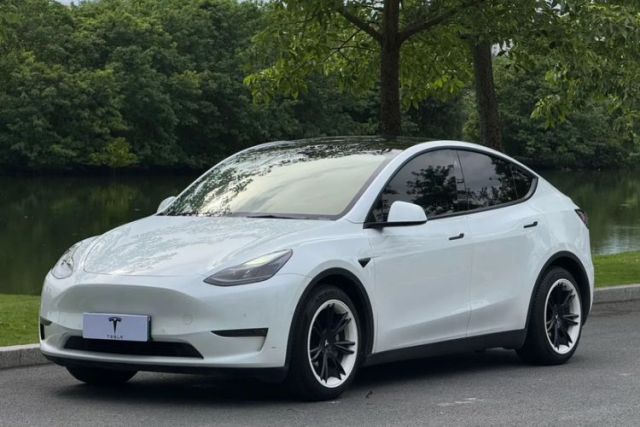 Ojetý Tesla Model Y 2021 Standard Range Rear-Wheel Drive Version
