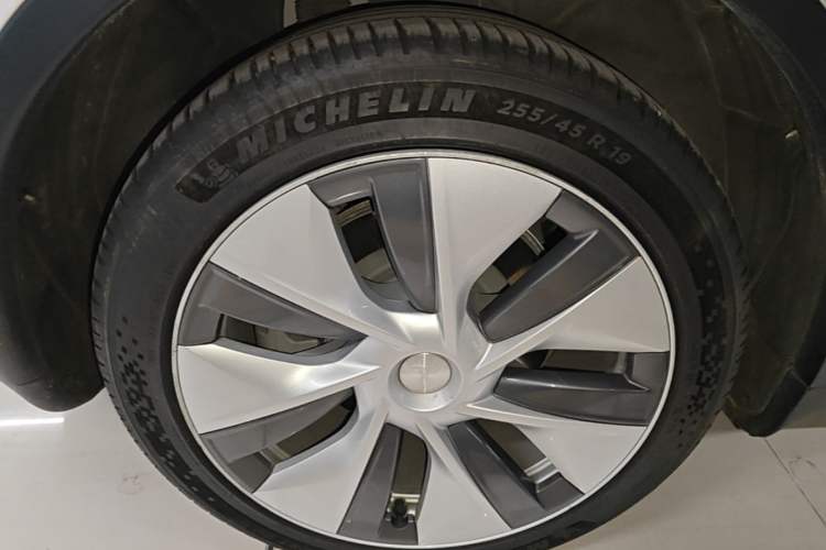 Used Tesla Model Y 2021 Revised Version 2 Long-Range All-Wheel-Drive Edition Exterior 2