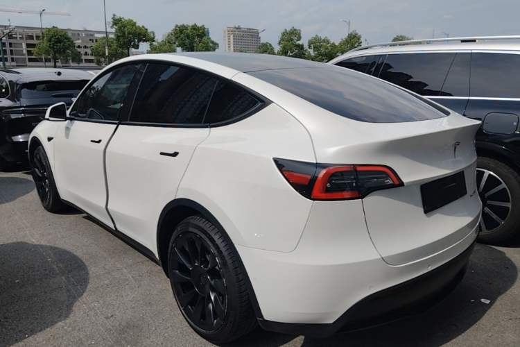 Used Tesla Model Y 2021 Long-Range All-Wheel-Drive Version 3D7 Exterior 2