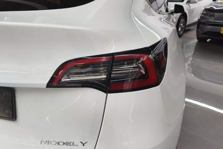 Used Tesla Model Y 2021 Long-Range All-Wheel-Drive Version Exterior 3