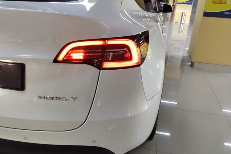 Used Tesla Model Y 2021 Long-Range All-Wheel-Drive Version Exterior 3