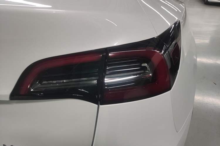 Used Tesla Model Y 2021 Long-Range All-Wheel-Drive Version 3D7 Exterior 3
