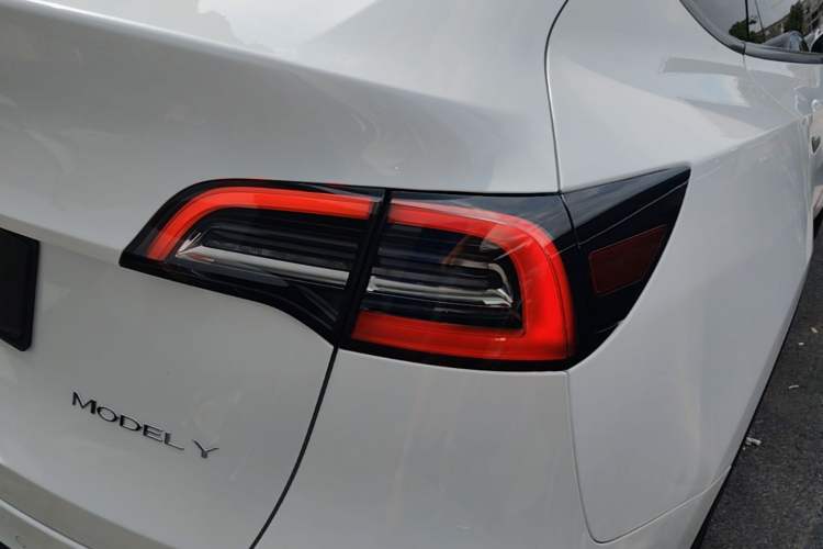 Used Tesla Model Y 2021 Long-Range All-Wheel-Drive Version 3D7 Exterior 3