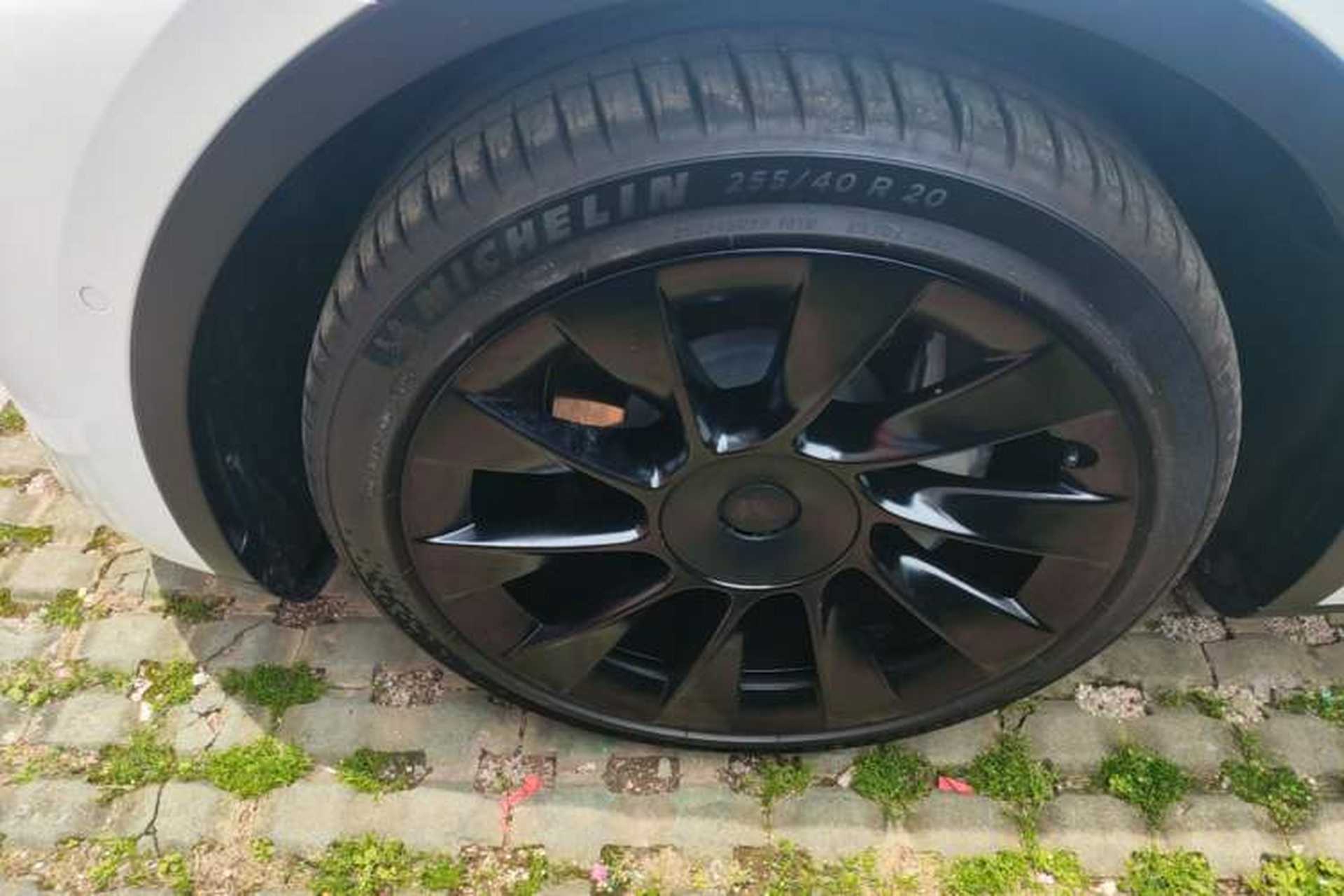 Used Tesla Model Y 2021 Long-Range All-Wheel-Drive Version 3D7 Exterior 4