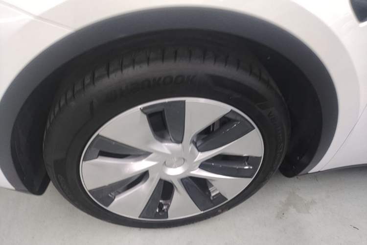 Used Tesla Model Y 2021 Long-Range All-Wheel-Drive Version 3D7 Exterior 4