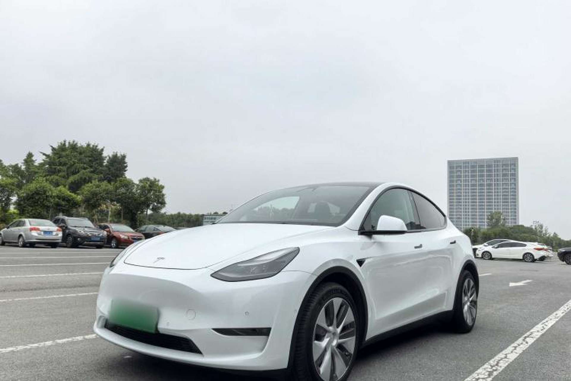 Used Tesla Model Y 2021 Revised Version 2 Long-Range All-Wheel-Drive Edition Front Left 45 Deg