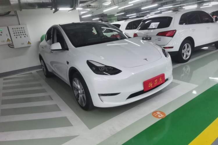 Used Tesla Model Y 2021 Standard Range Rear-Wheel Drive Version Front Right 45 Deg