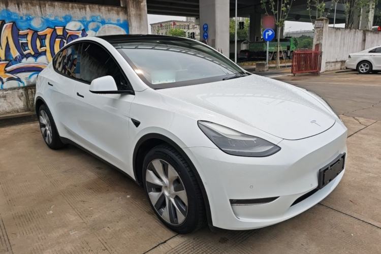 Used Tesla Model Y 2021 Standard Range Rear-Wheel Drive Version Front Right 45 Deg