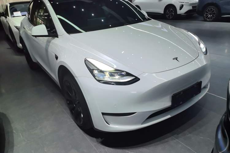 Used Tesla Model Y 2021 Revised Version 2 Long-Range All-Wheel-Drive Edition Front Right 45 Deg