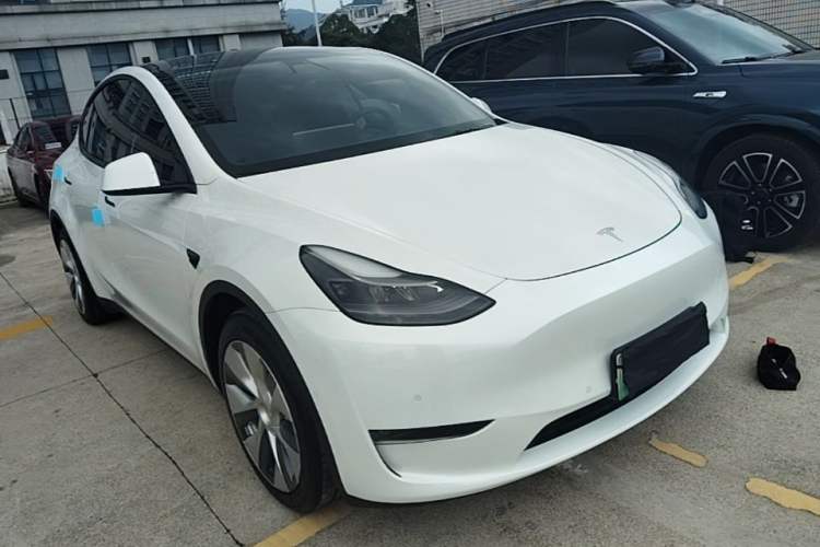 Used Tesla Model Y 2021 Standard Range Rear-Wheel Drive Version Front Right 45 Deg