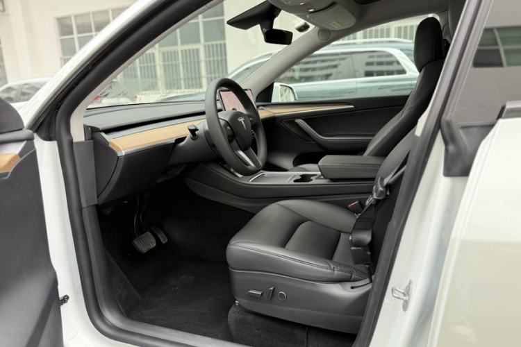 Used Tesla Model Y 2021 Long-Range All-Wheel-Drive Version Interior 1