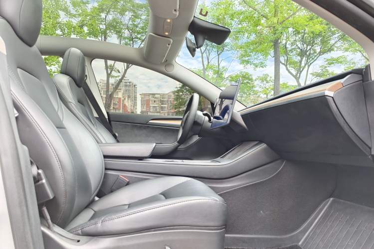 Used Tesla Model Y 2021 Long-Range All-Wheel-Drive Version Interior 1