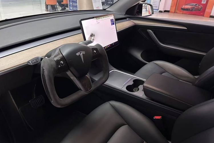 Used Tesla Model Y 2021 Long-Range All-Wheel-Drive Version Interior 11