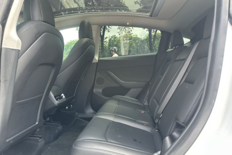 Used Tesla Model Y 2021 Standard Range Rear-Wheel Drive Version Interior 2
