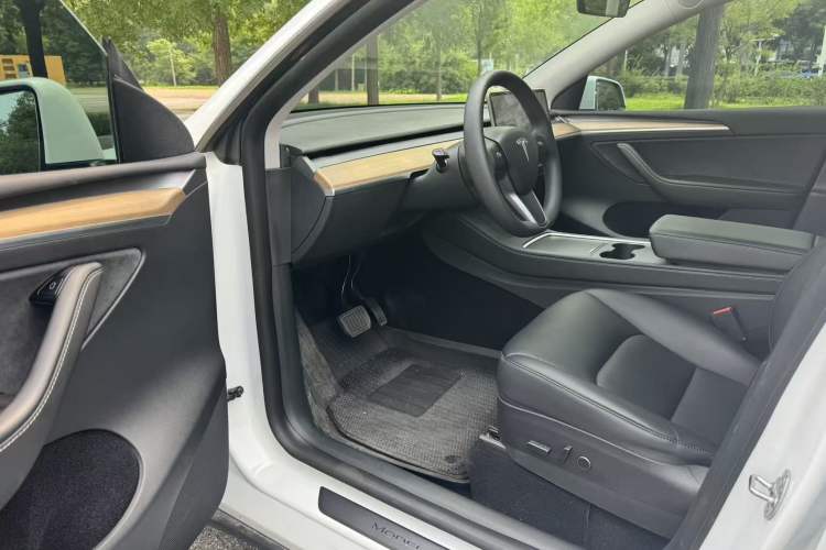 Used Tesla Model Y 2021 Long-Range All-Wheel-Drive Version 3D7 Interior 2