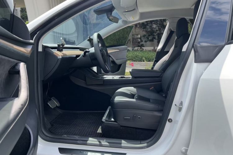 Used Tesla Model Y 2021 Long-Range All-Wheel-Drive Version 3D7 Interior 2