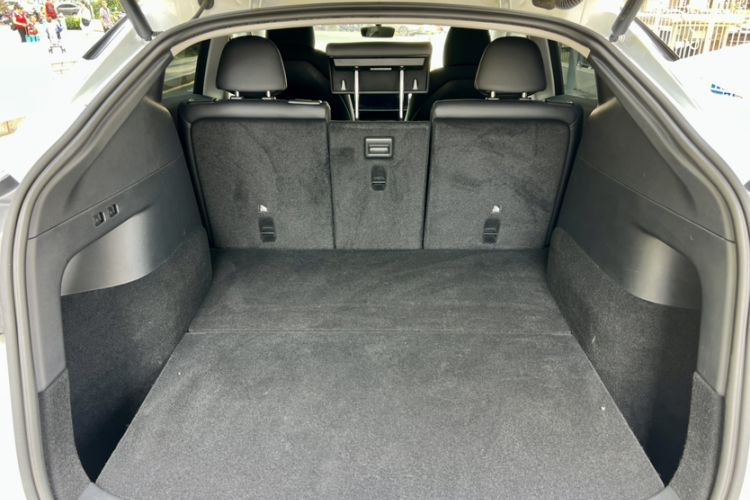 Used Tesla Model Y 2021 Standard Range Rear-Wheel Drive Version Interior 2