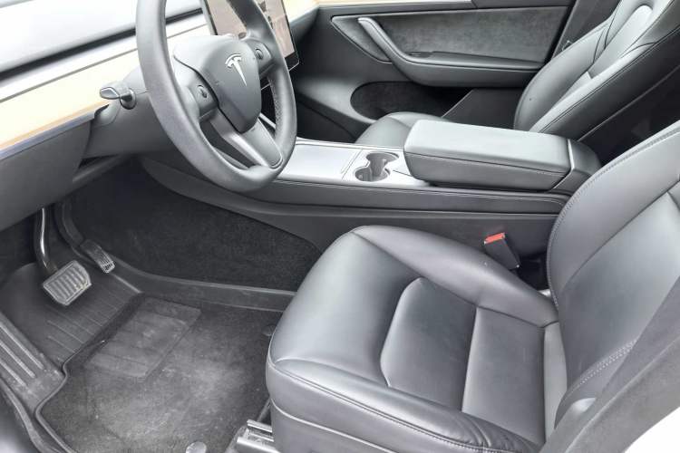 Used Tesla Model Y 2021 Revised Version 2 Long-Range All-Wheel-Drive Edition Interior 2